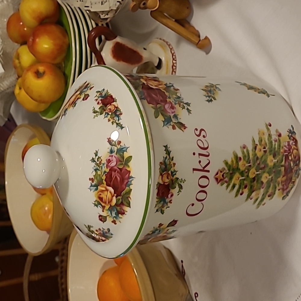 Royal Dalton  ,Old Country rRoses cookie jar new.13 inches to top knob